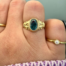 Load image into Gallery viewer, PET 1117 YG R - Blue Lab Diamond